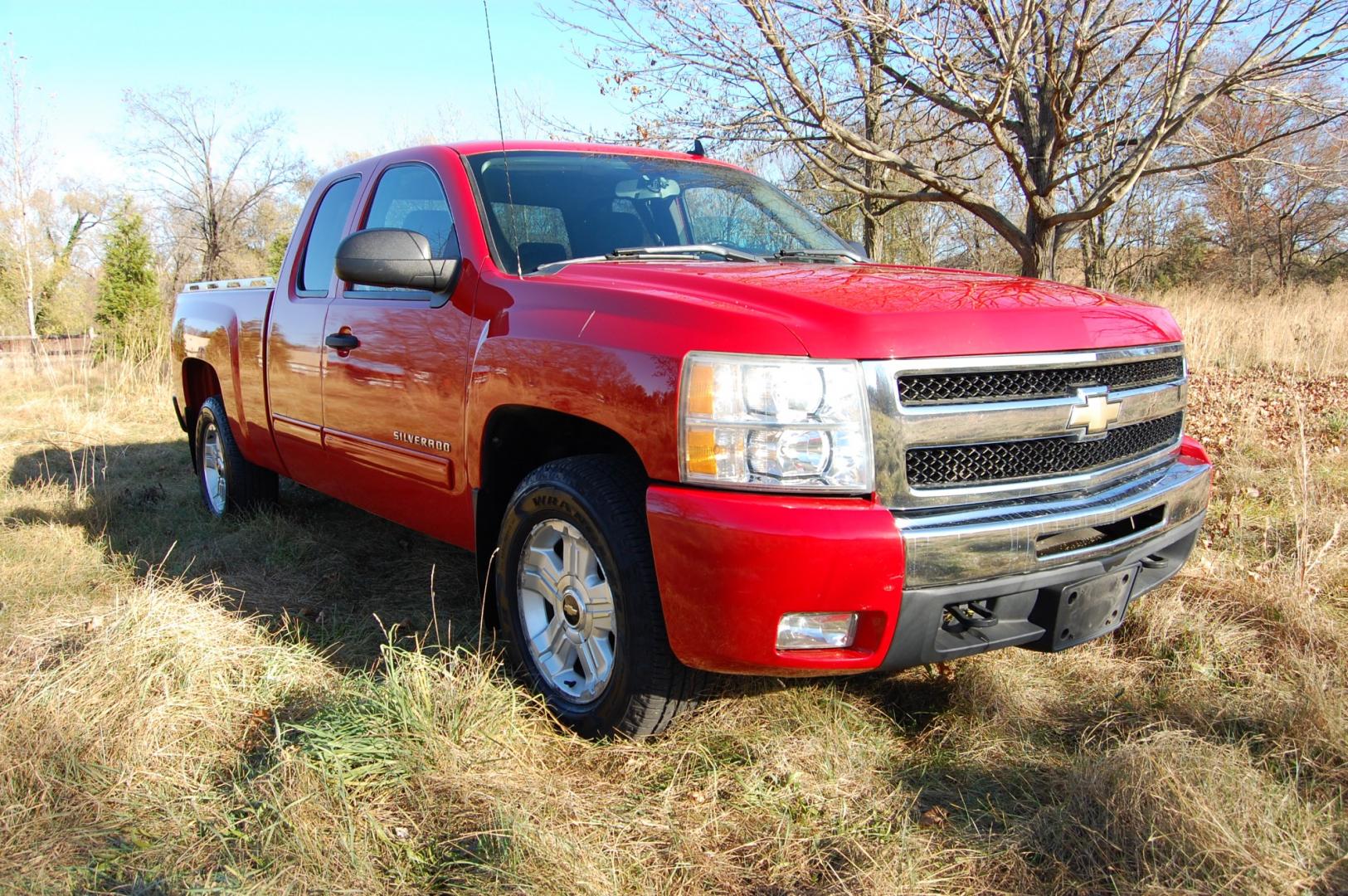 2010 RED /Black Cloth Chevrolet Silverado 1500 LT1 (1GCSKSE3XAZ) with an 5.3L V8 OHV 16V FFV engine, Automatic transmission transmission, located at 6528 Lower York Road, New Hope, PA, 18938, (215) 862-9555, 40.358707, -74.977882 - Here for sale is a very nice 2010 Chevrolet Silverado 1500 extended cab with a Z71 package. Under the hood is a strong running 5.3 liter V8 which puts power to 2 or 4 wheels via a smooth shifting automatic transmission. Features include; Black cloth interior, keyless entry, 2 remotes, 3 keys, cru - Photo#5